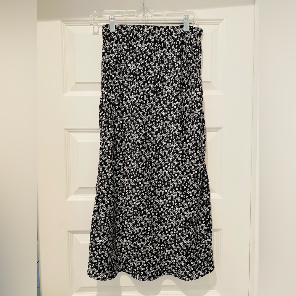 Urban Outfitters Mid-Thigh Black and White Skirt